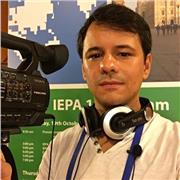 Journaliste avec une solide expérience en communication et en audiovisuel
